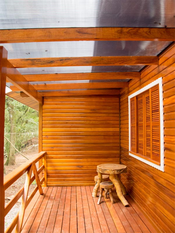 Deck de madeira é perfeito para valorizar espaços