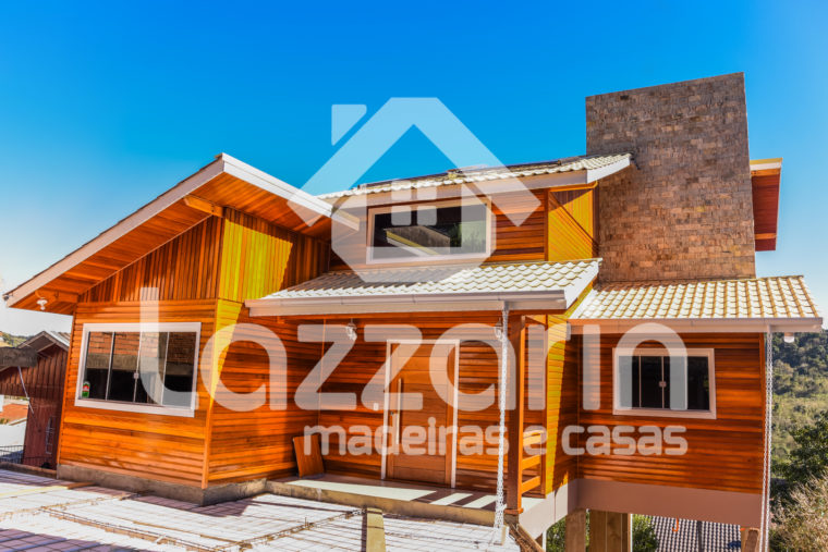 Casa de alto padrão: saiba como escolher portas e janelas de madeira