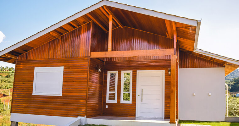 Fachadas de casas pequenas para você construir pensando no atual